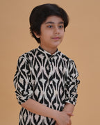 Boys Black White Ikat Style Print Cotton Kurta Pajama Set - view 6 | NEW AGE CLOTHING