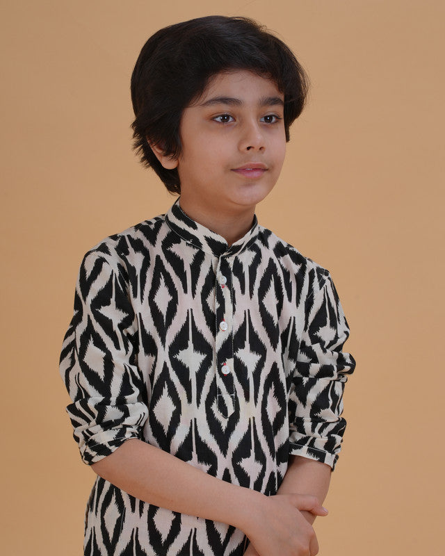 Boys Black White Ikat Style Print Cotton Kurta Pajama Set - view 6 | NEW AGE CLOTHING